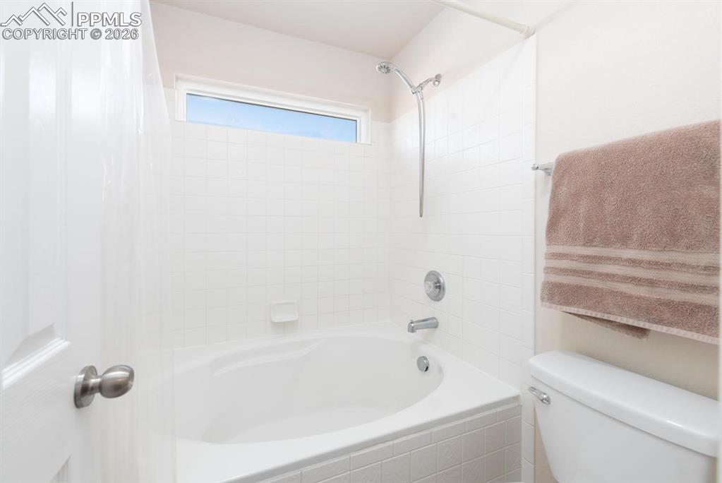 Image 21 of 50: Bathroom