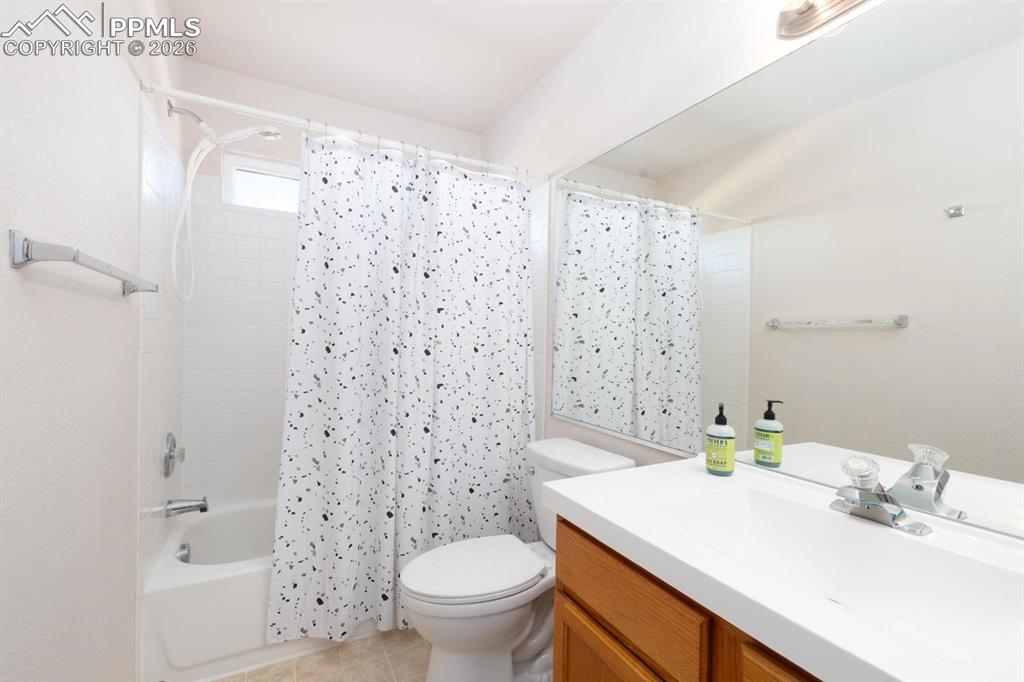 Image 24 of 50: Bathroom