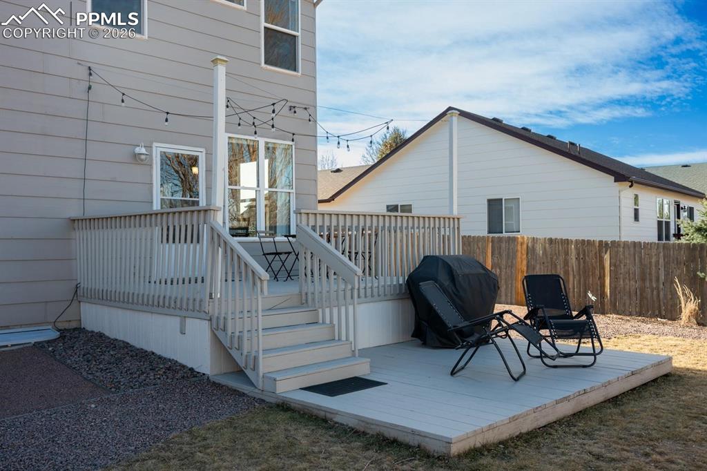 Image 39 of 50: Deck