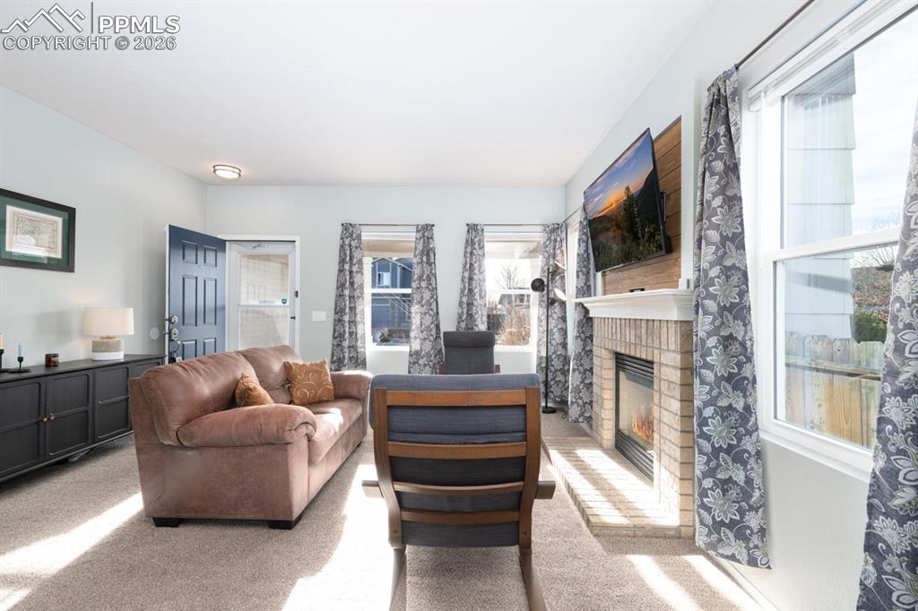 Image 4 of 50: Living Room