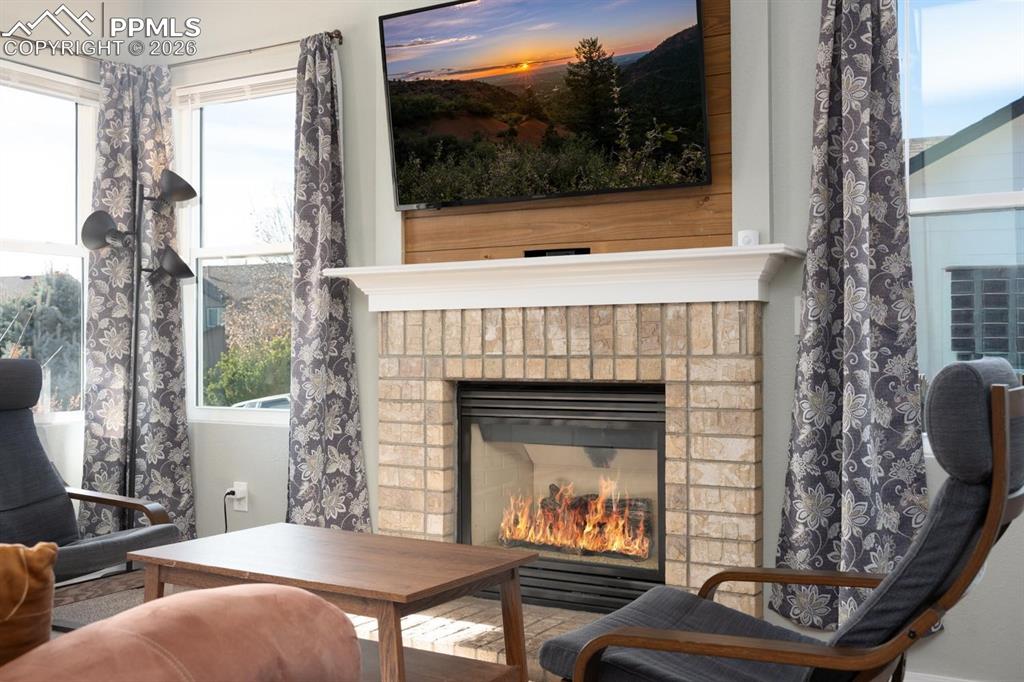 Image 5 of 50: Sitting Room