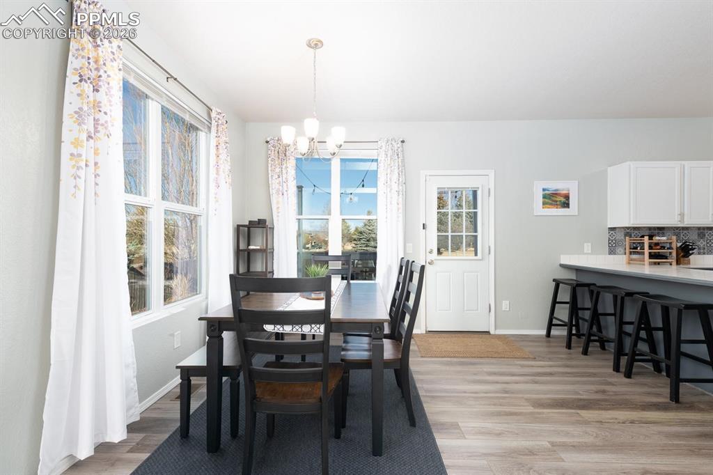 Image 8 of 50: Dining Area