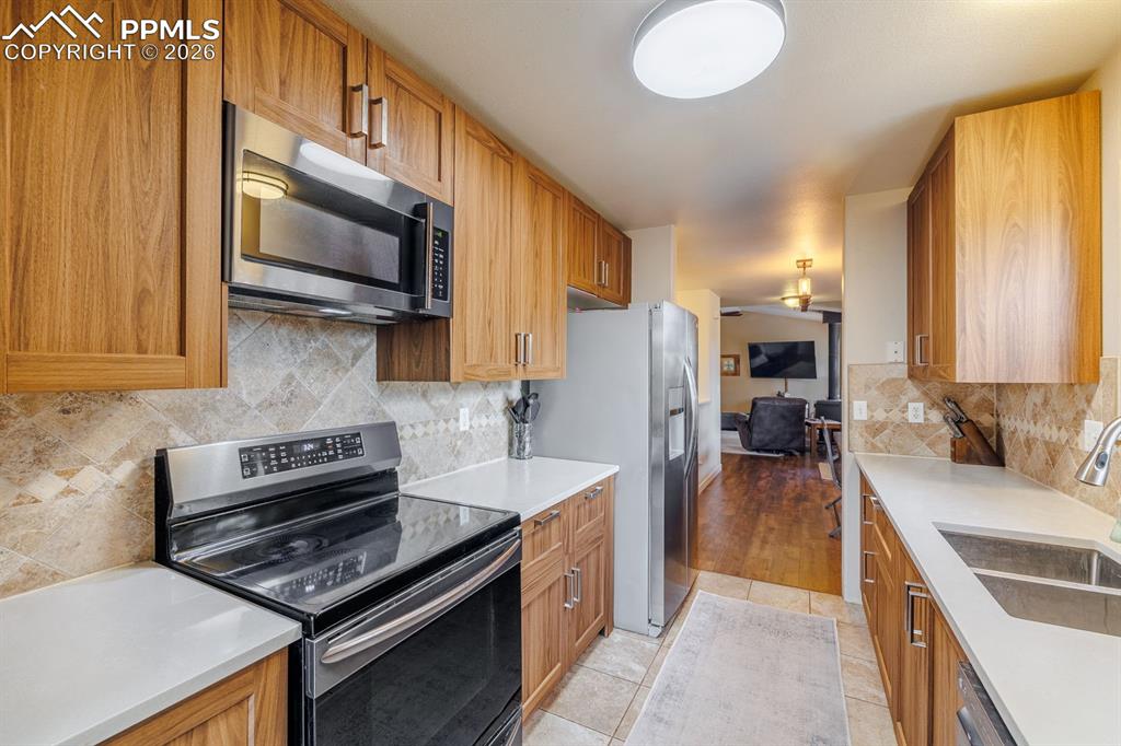 Image 10 of 30: Kitchen