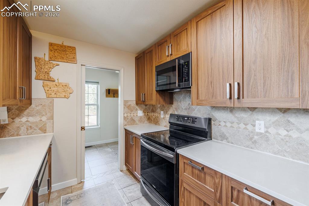 Image 12 of 30: Kitchen