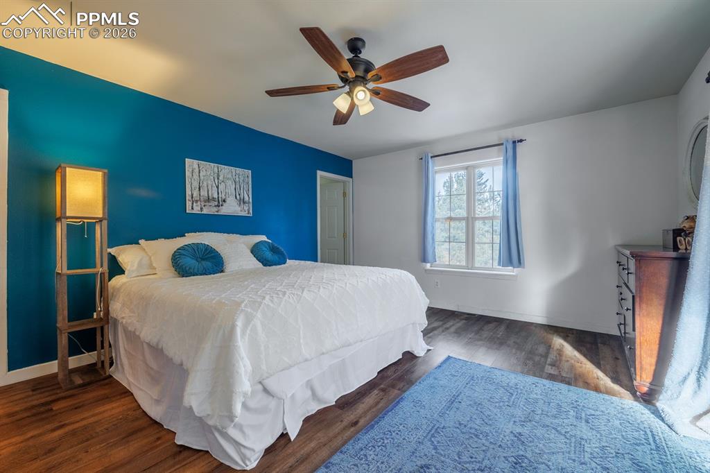 Image 14 of 30: Bedroom