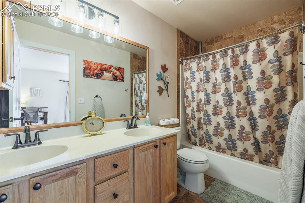 Image 17 of 30: Bathroom