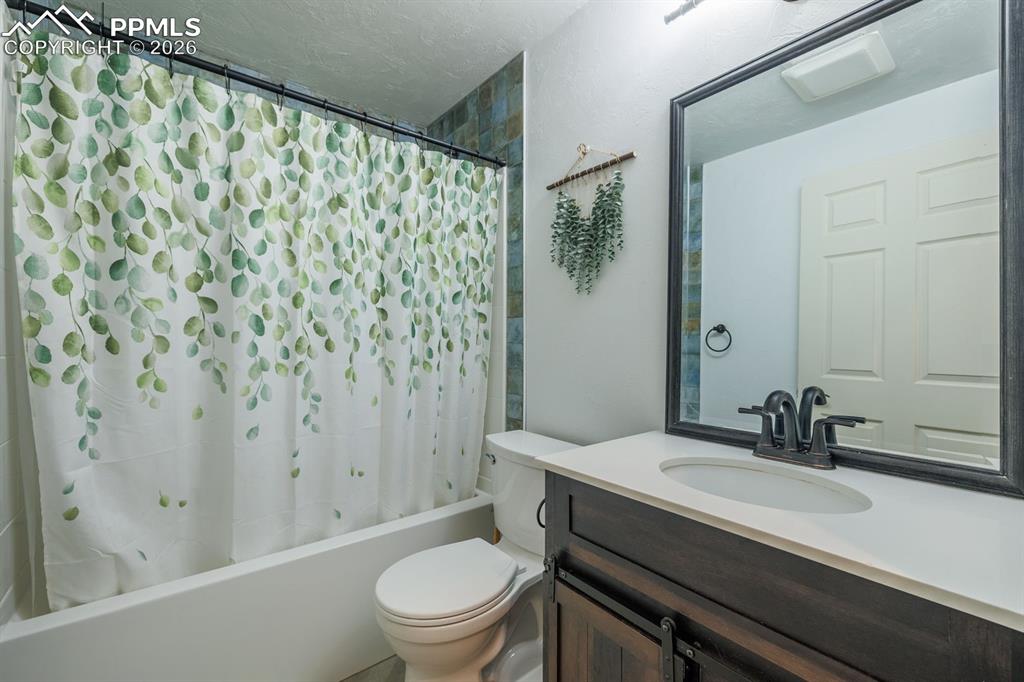 Image 26 of 30: Bathroom