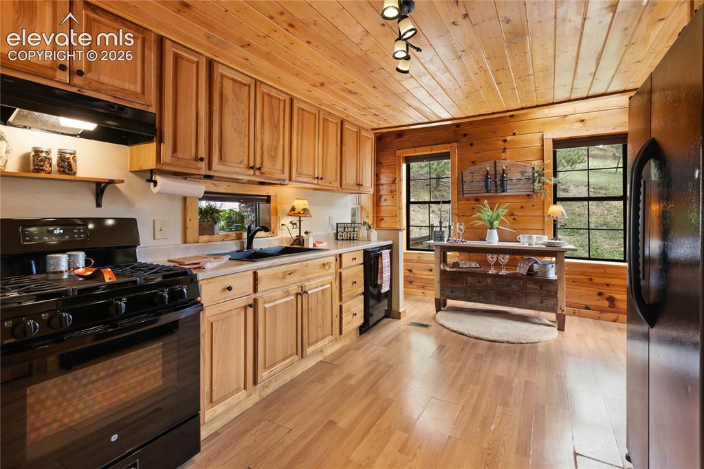 Image 17 of 37: And this kitchen, now this surprised me!
