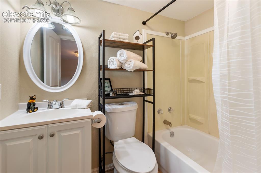 Image 31 of 37: And a full bath in the apartment as well~