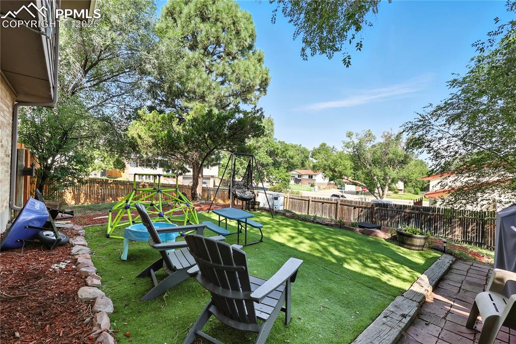 Image 28 of 40: Yard