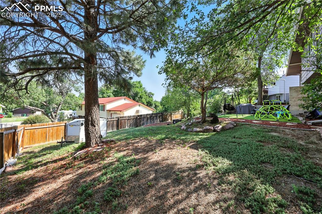 Image 30 of 40: Yard