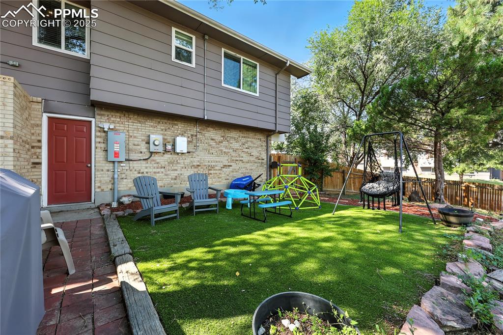 Image 31 of 40: Yard