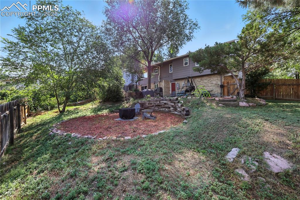 Image 32 of 40: Yard