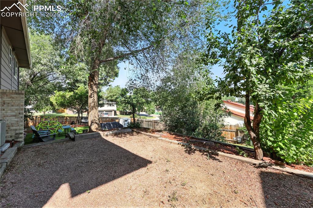 Image 33 of 40: Yard