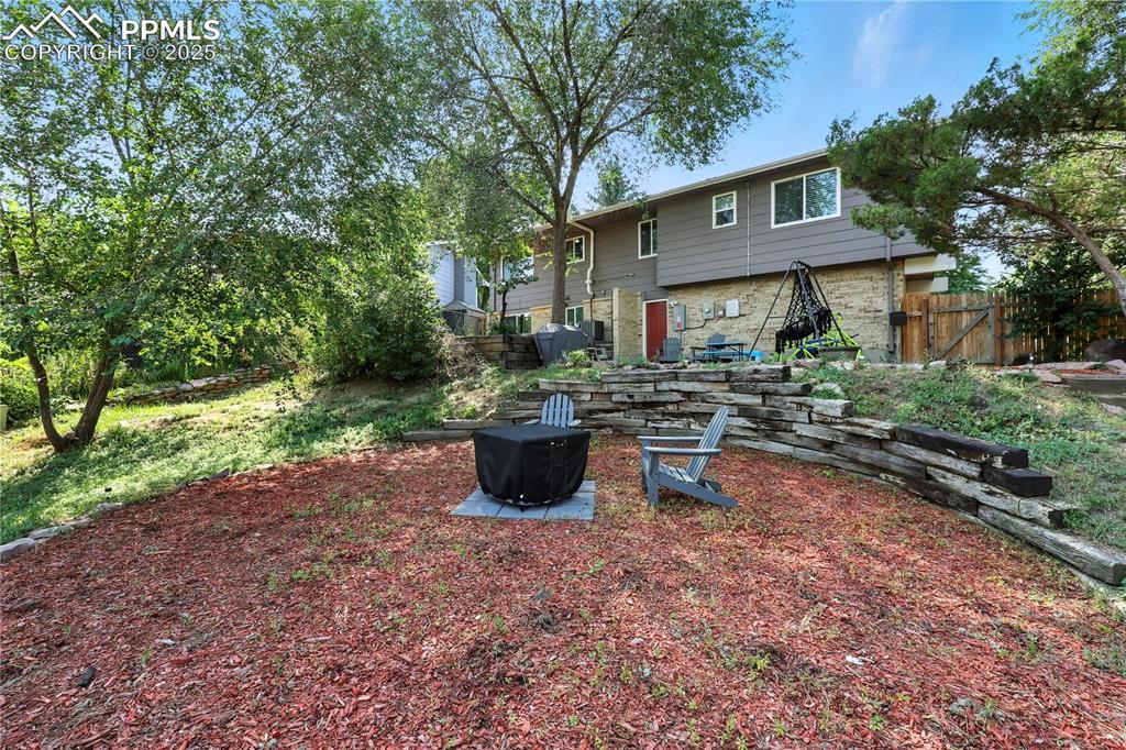 Image 34 of 40: Back of Structure