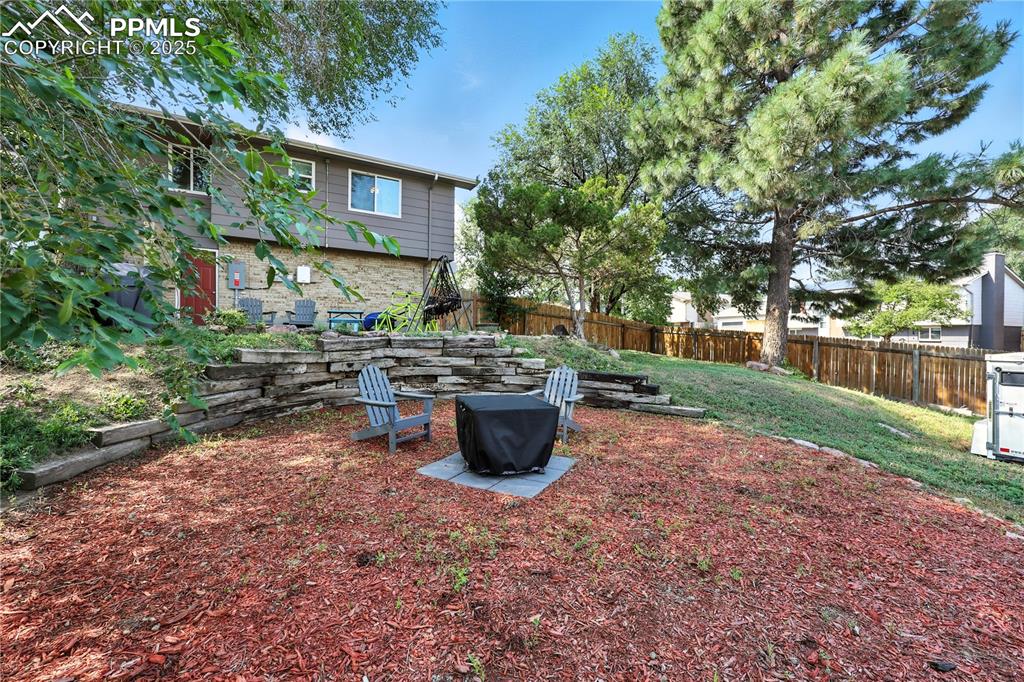 Image 35 of 40: Yard