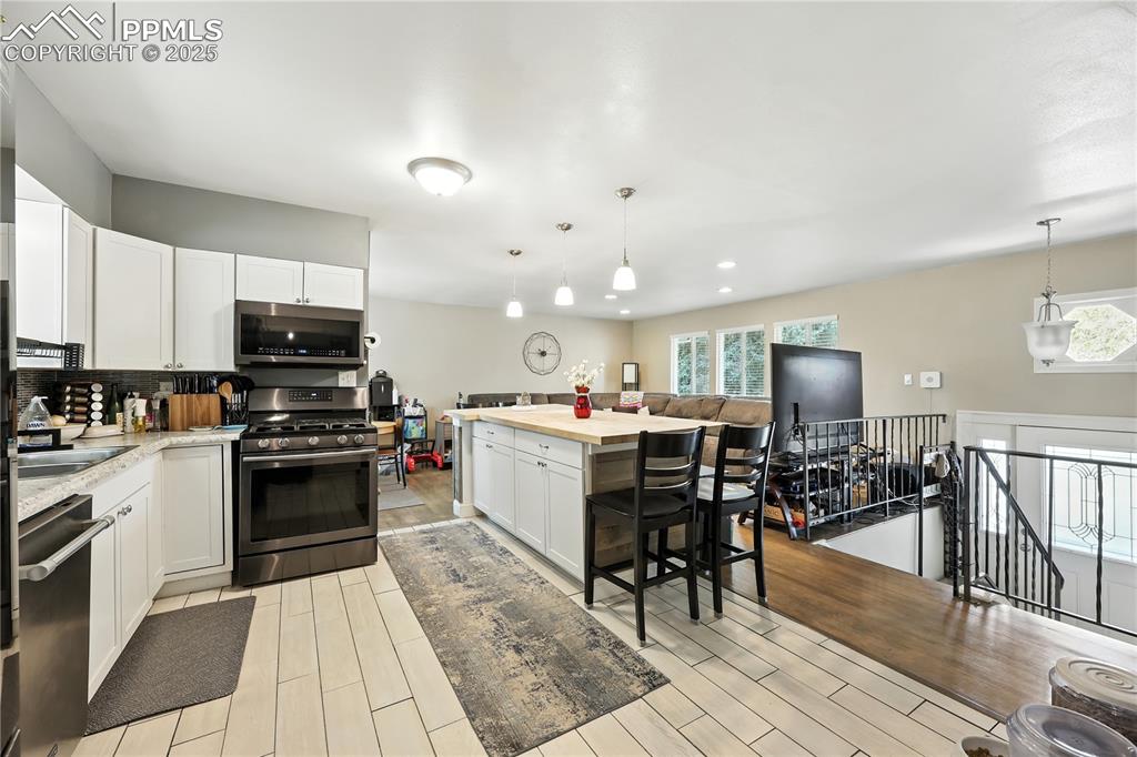 Image 4 of 40: Kitchen