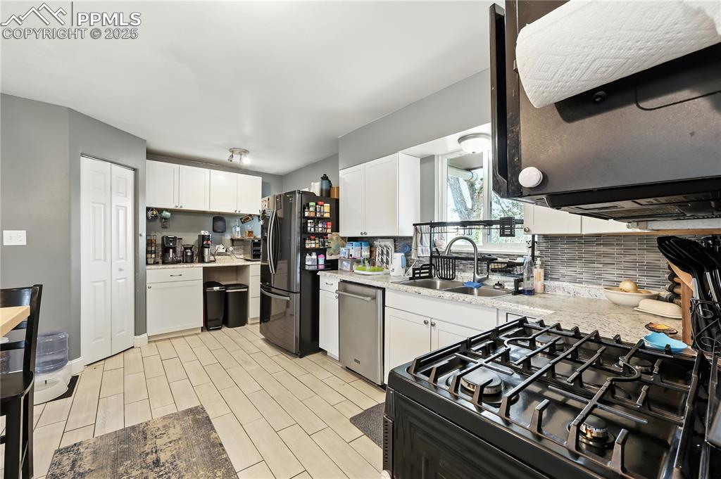 Image 5 of 40: Kitchen