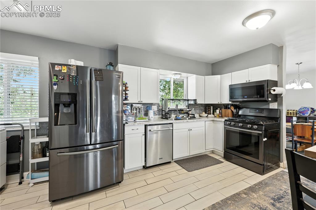 Image 7 of 40: Kitchen