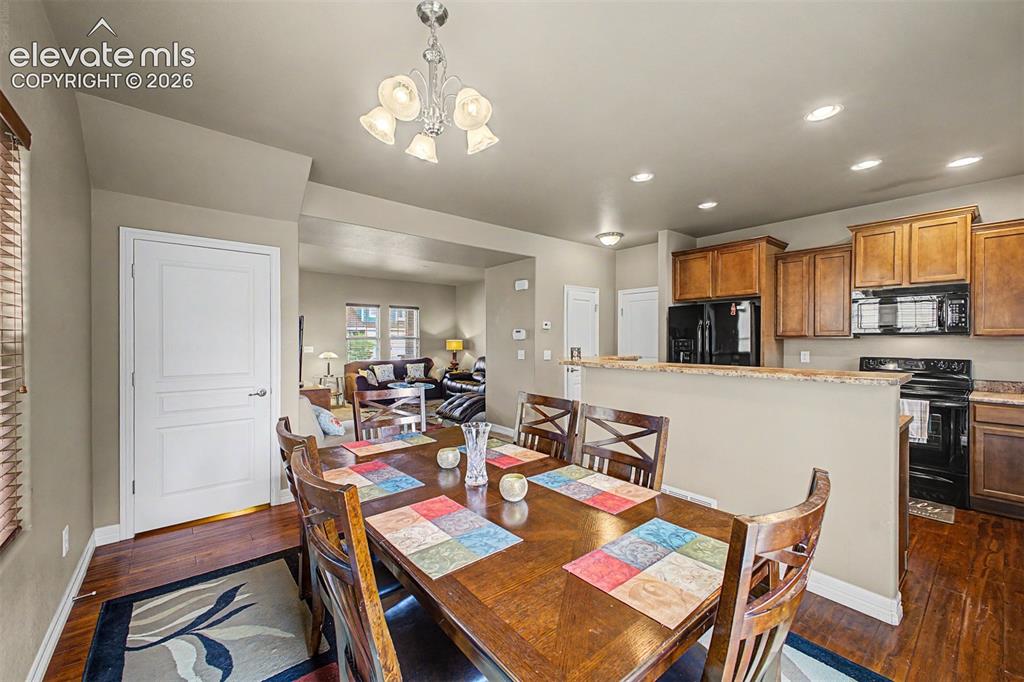 Image 10 of 35: Dining Area