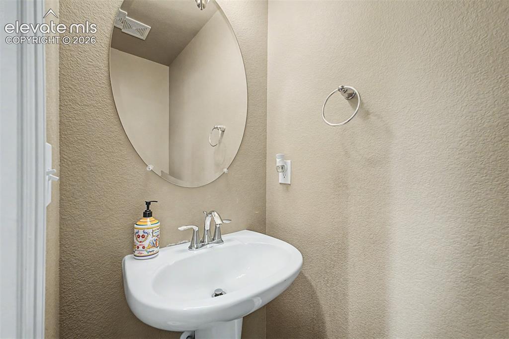 Image 16 of 35: Bathroom