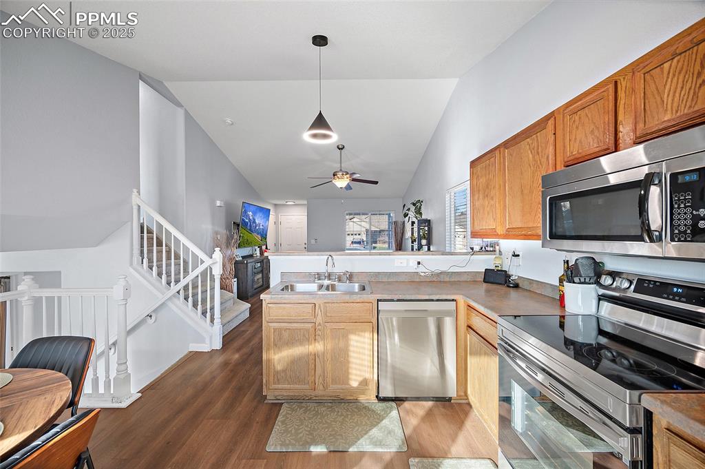 Image 11 of 35: Kitchen