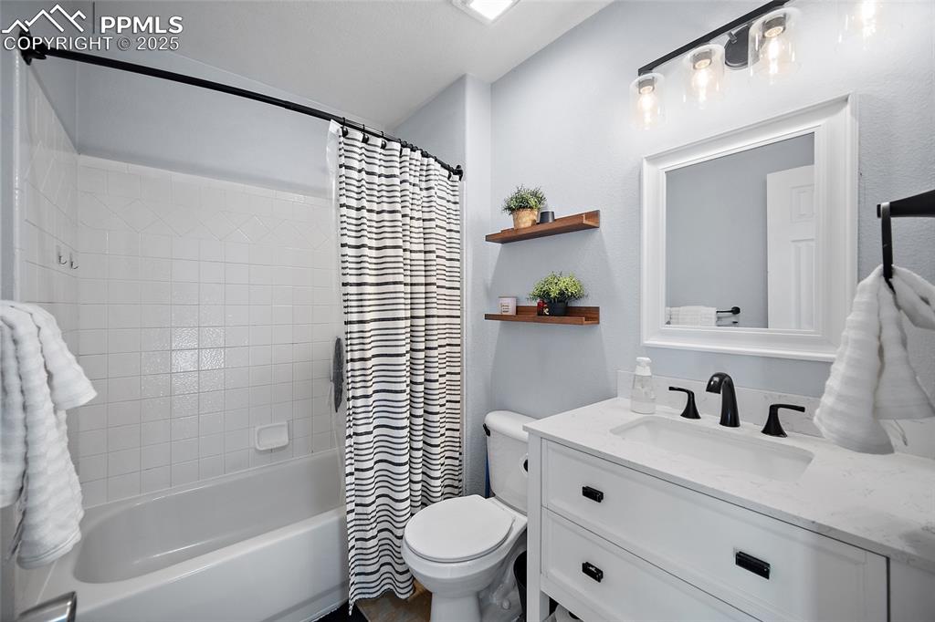 Image 19 of 35: Bathroom