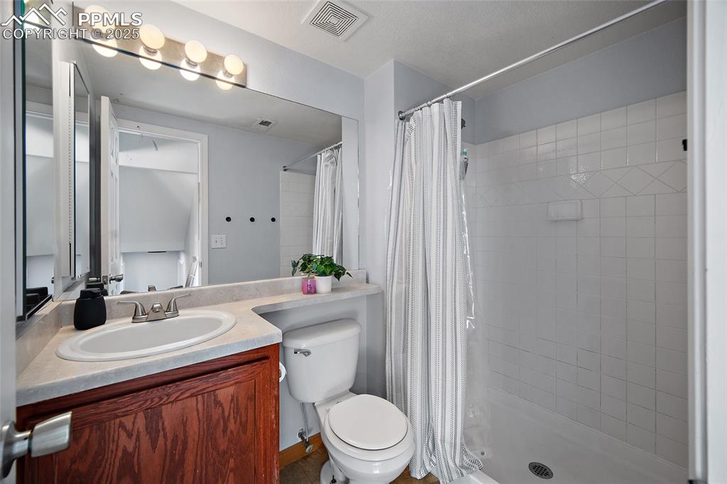 Image 25 of 35: Bathroom