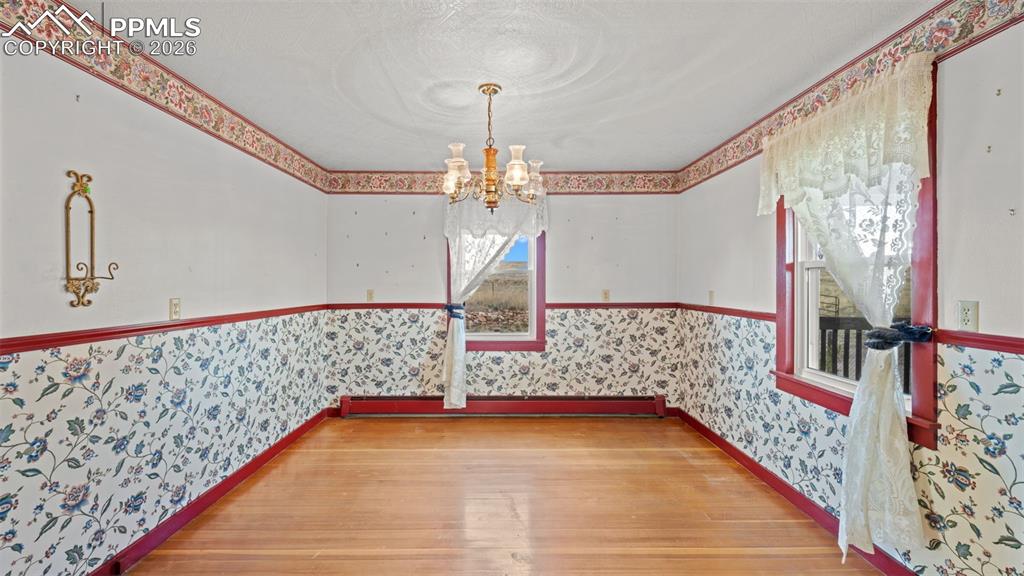 Image 13 of 37: Dining Area