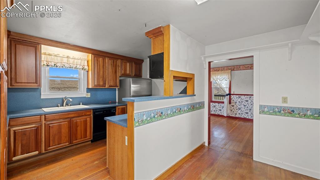 Image 7 of 37: Kitchen