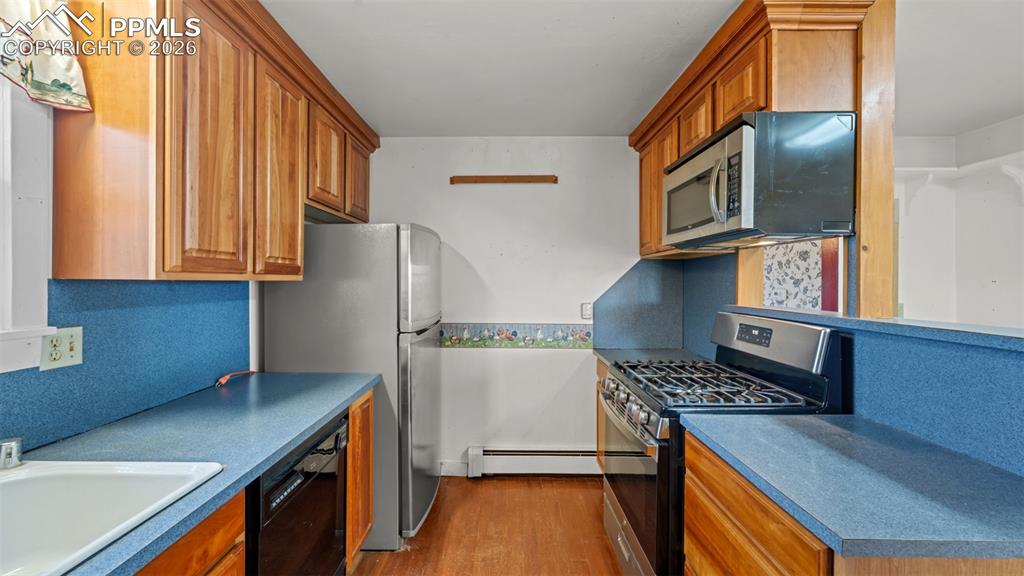 Image 9 of 37: Kitchen