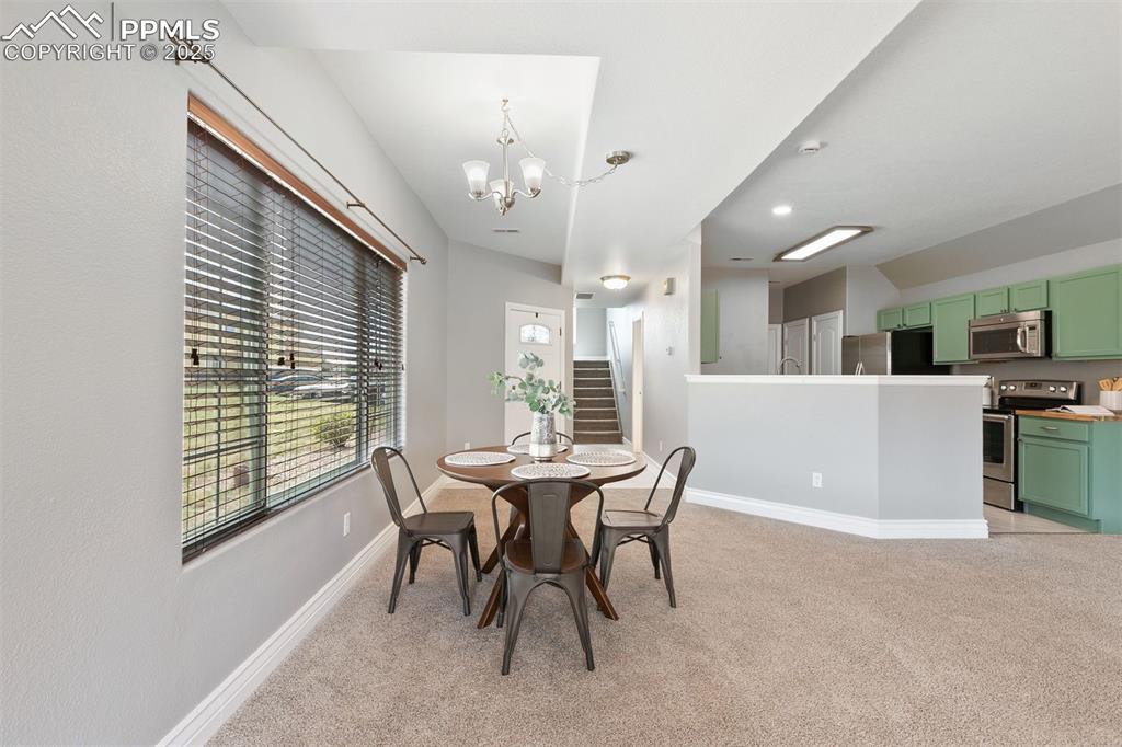 Image 11 of 27: Dining Area