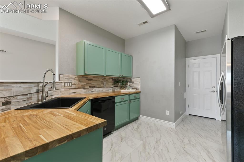 Image 14 of 27: Kitchen