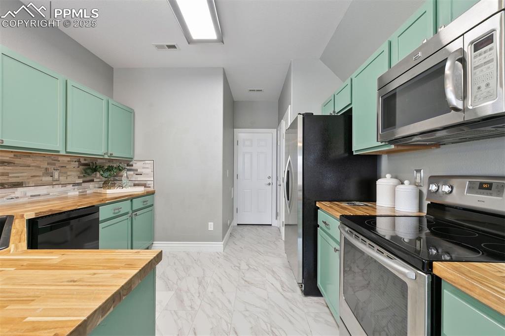 Image 15 of 27: Kitchen
