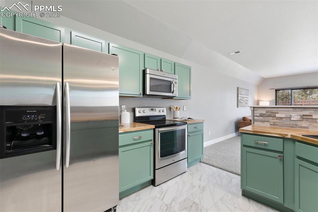 Image 16 of 27: Kitchen
