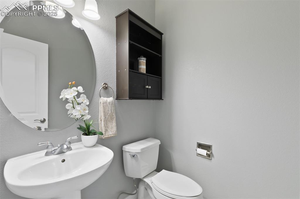 Image 17 of 27: Bathroom