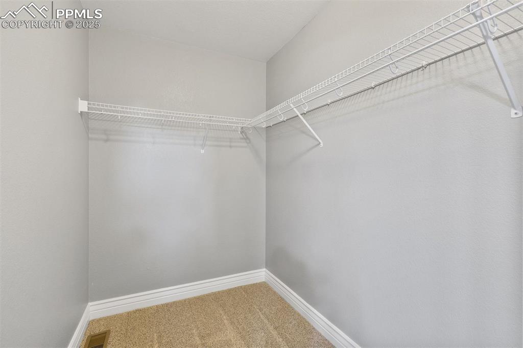 Image 21 of 27: Closet