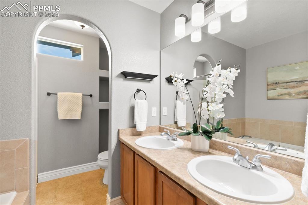 Image 7 of 27: Bathroom