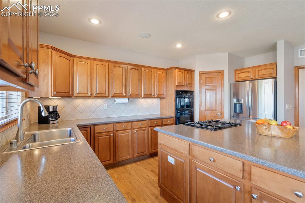 Image 14 of 49: Kitchen