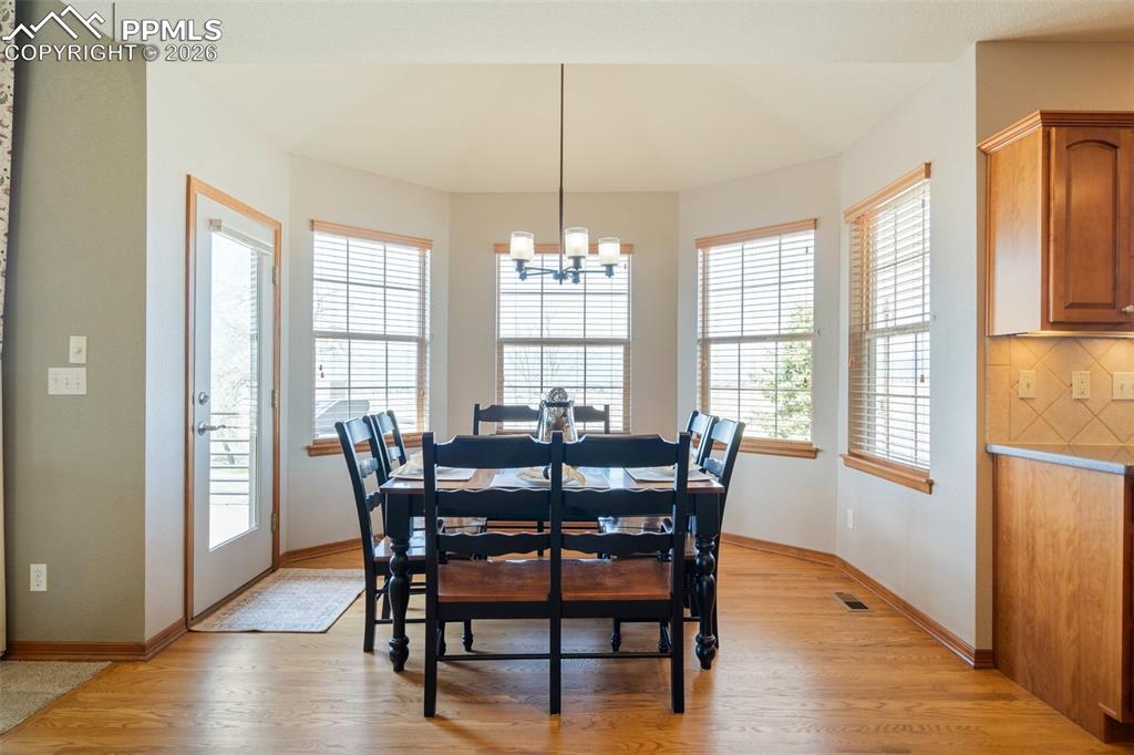 Image 16 of 49: Dining Area