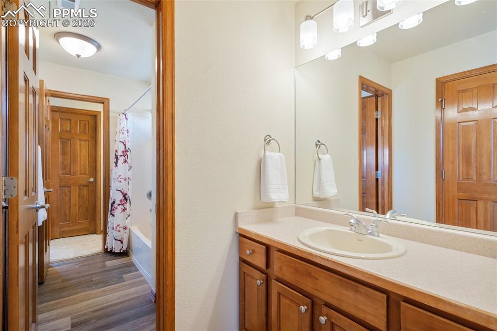 Image 23 of 49: Bathroom