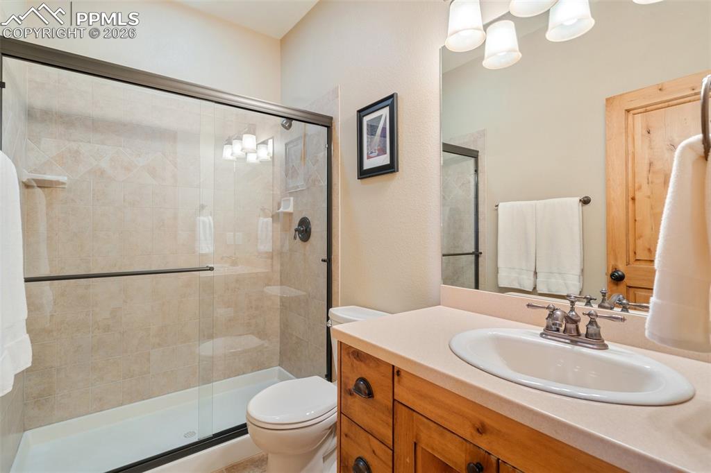 Image 32 of 49: Bathroom