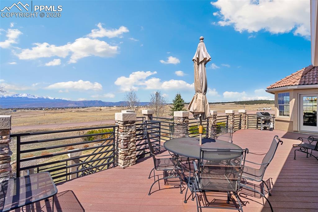 Image 37 of 49: Deck