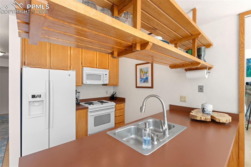 Image 10 of 30: Nice Appliances in the Kichen