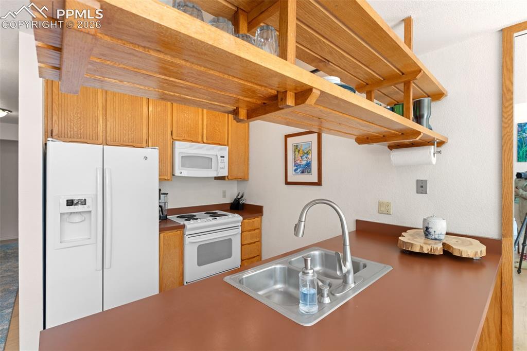 Image 10 of 30: Nice Appliances in the Kichen