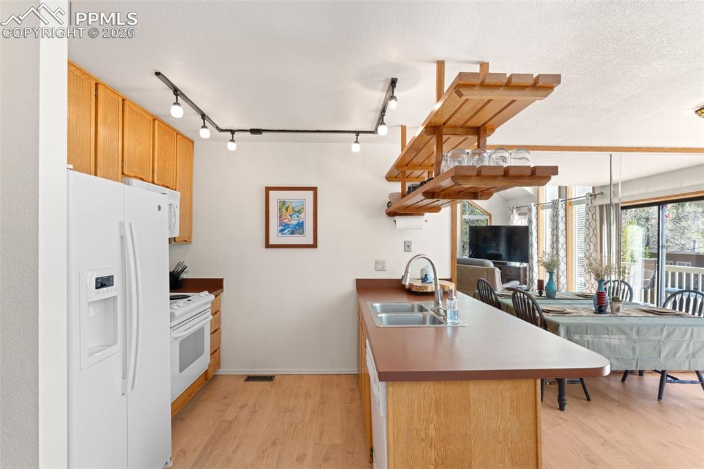 Image 11 of 30: Breakfast Bar in the Kitchen