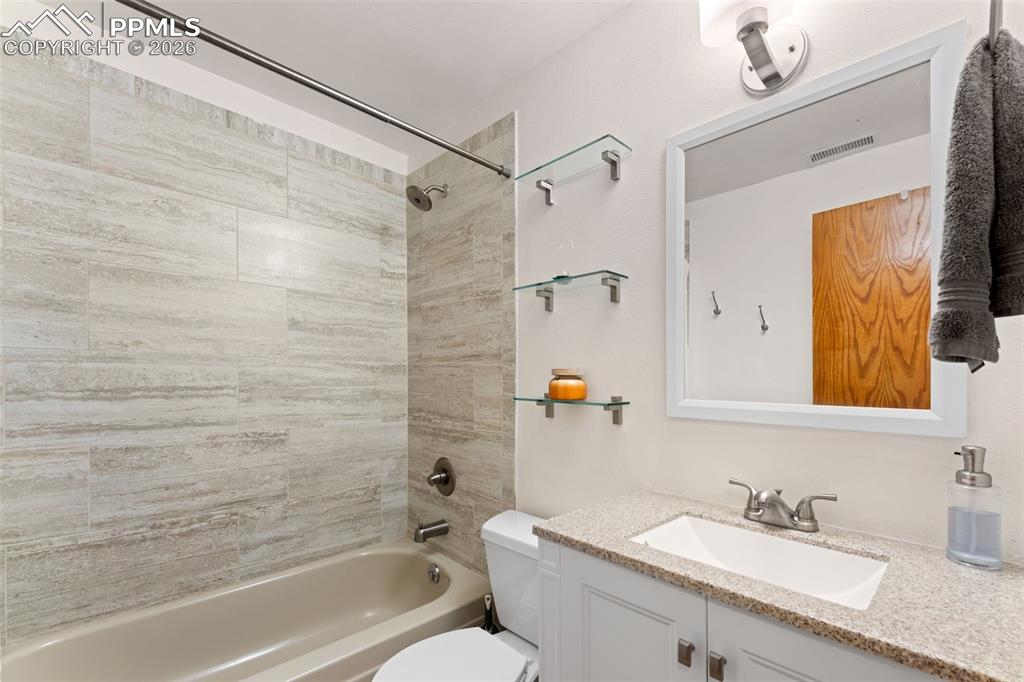 Image 18 of 30: Full Guest Bathroom