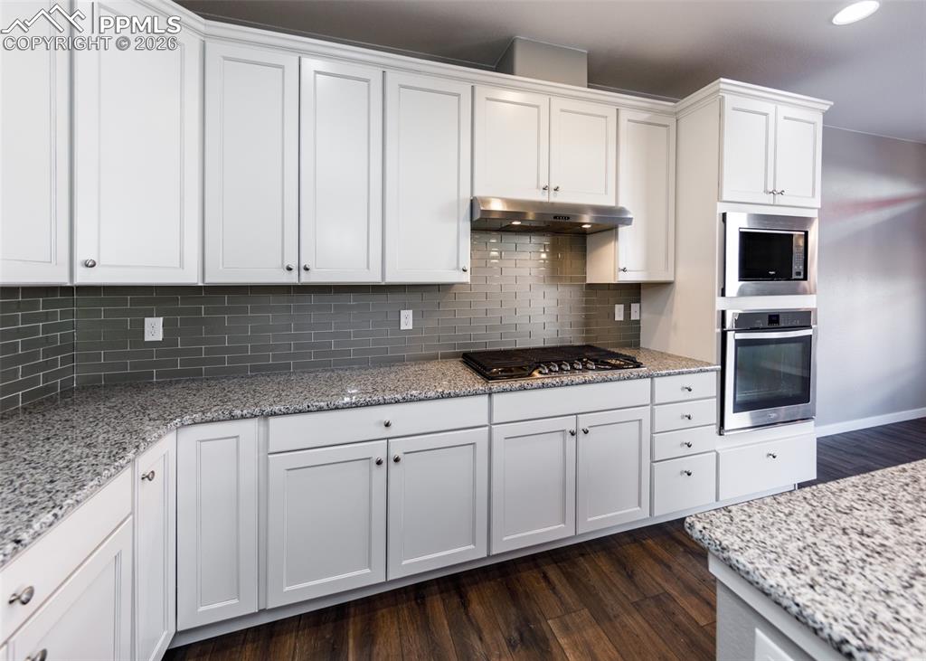 Image 12 of 50: Kitchen