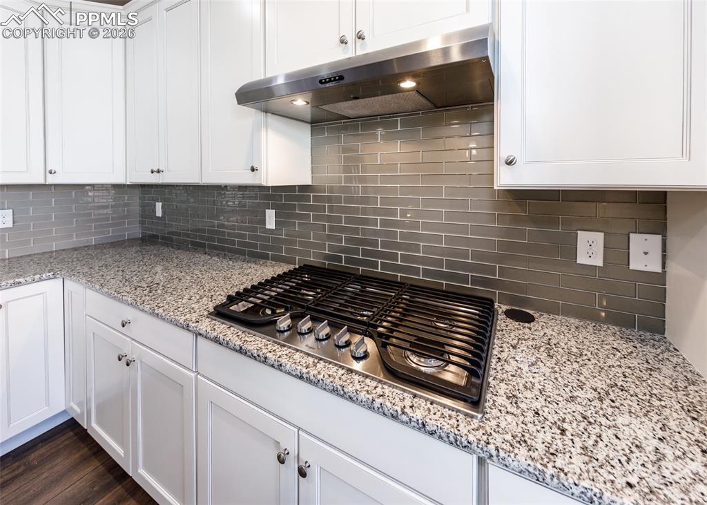 Image 13 of 50: Kitchen