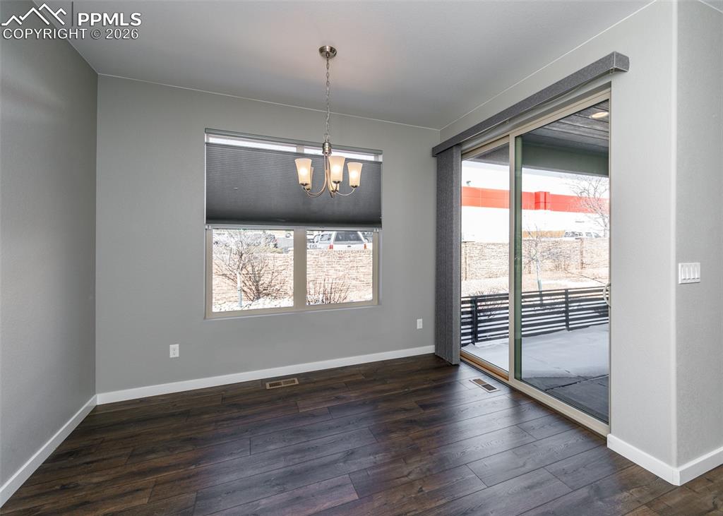 Image 16 of 50: Dining Area